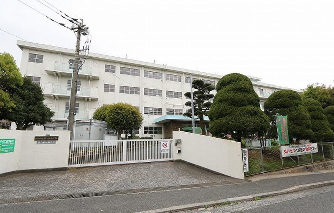小学校　北九州市立萩ケ丘小学校（小学校）まで690m