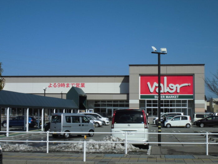 スーパー　バロー松任店（スーパー）まで926m