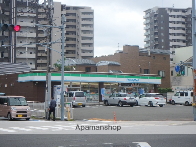 コンビニ　ファミリーマート（コンビニ）まで325m