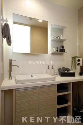 洗面設備　ゆったりとスペースのある洗面所