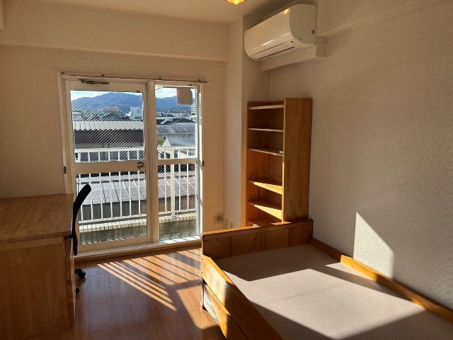 その他　机・イス・本棚が完備されております