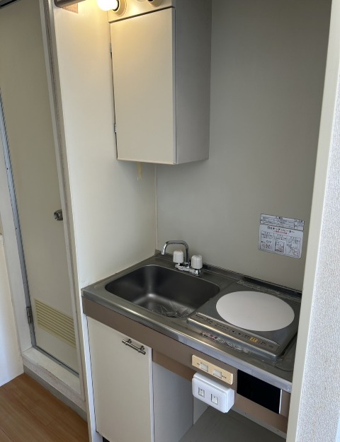 キッチン　IHコンロ、収納棚付き