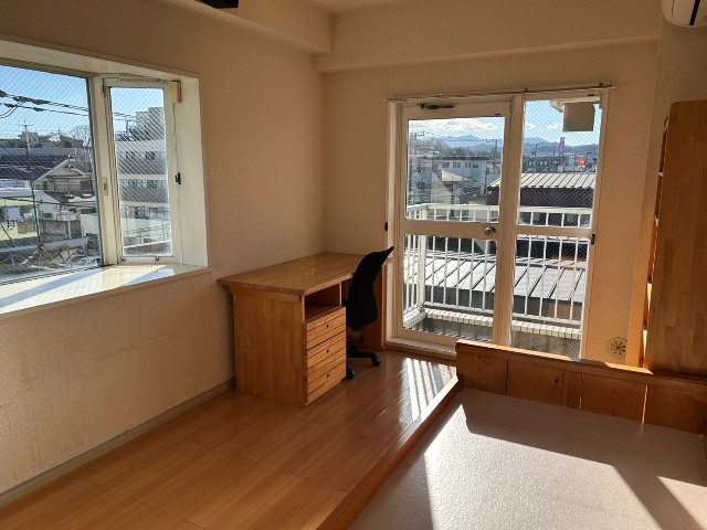 居室・リビング　収納付きベット・本棚・机イス完備