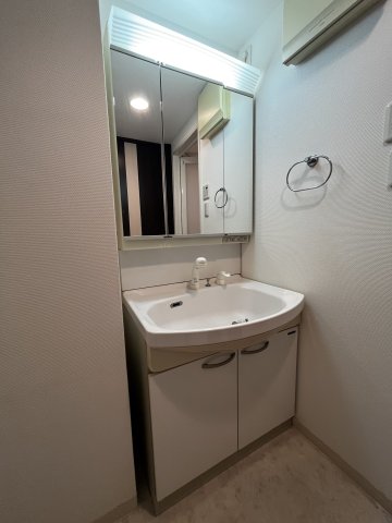 洗面設備　グランシス天満橋　三面鏡独立洗面台