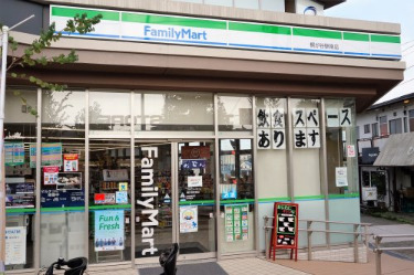 コンビニ　ファミリーマート　梶が谷駅南店（コンビニ）まで300m
