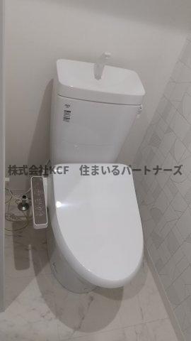 トイレ　落ち着いた色調のトイレです