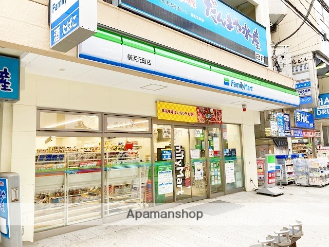 コンビニ　ファミリーマート（コンビニ）まで687m