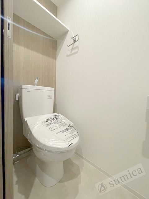 トイレ　人気アイテムの温水洗浄便座。清潔感のあるトイレです。