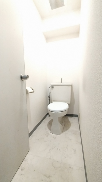トイレ　トイレの扉は内開きなので広いスペースがございます