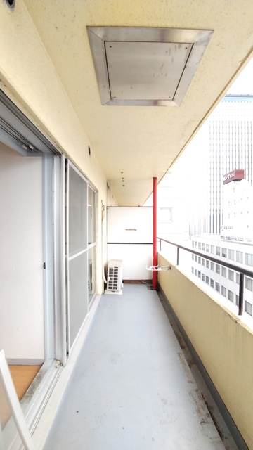 バルコニー　バルコニーは広く、屋根もついているので雨の日でも安心です