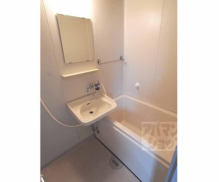 洗面設備　２点ユニットバスの洗面です。