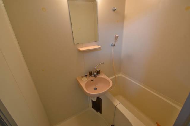 バス・シャワールーム　広めでくつろげますよー♪