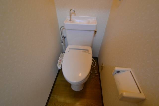 トイレ　人気のウォシュレット付いてます♪