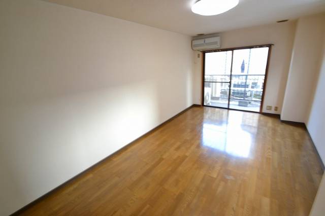 居室・リビング　2面採光で明るい部屋ですよ☆