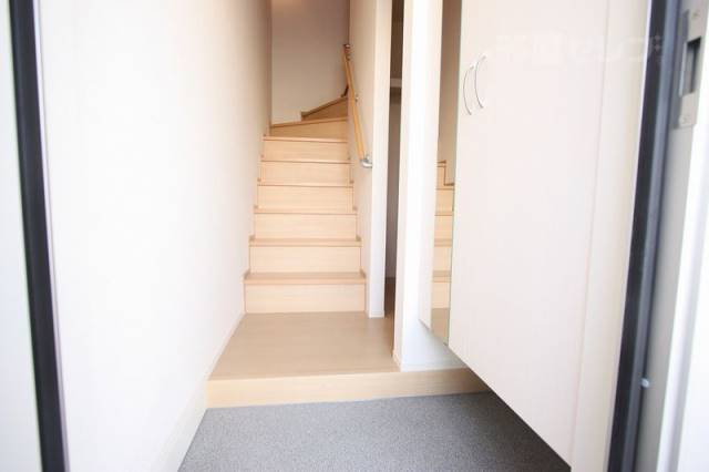 玄関　玄関からのワンショットです