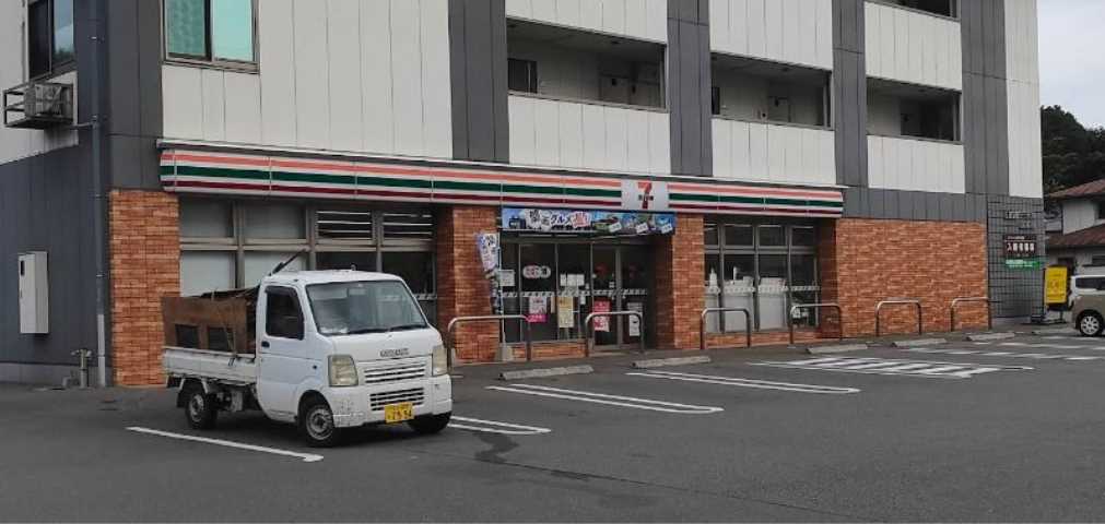 コンビニ　セブンイレブン（コンビニ）まで686m