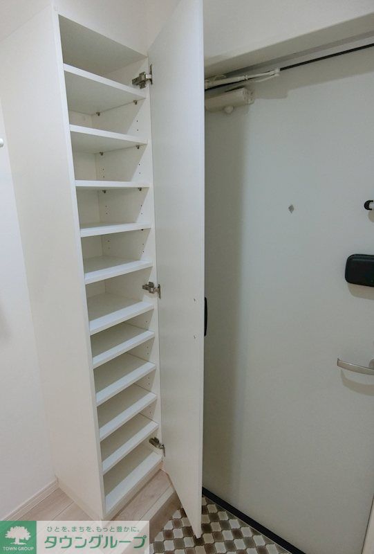 玄関　シューズボックスは棚の高さが調節可能でブーツも置けます！室…