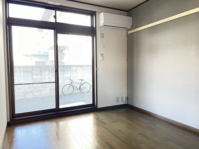 居室・リビング　洋室6帖　明るい室内