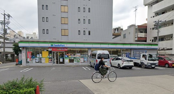 コンビニ　ファミリーマート（コンビニ）まで338m