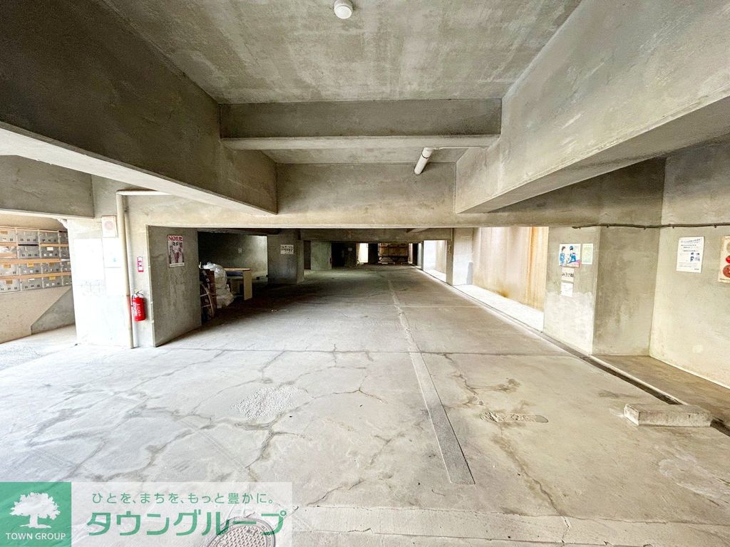 駐車場　★敷地内の屋根付き駐車場★