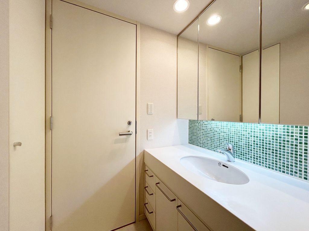 洗面設備　洗面室　洗面化粧台　リネン庫付