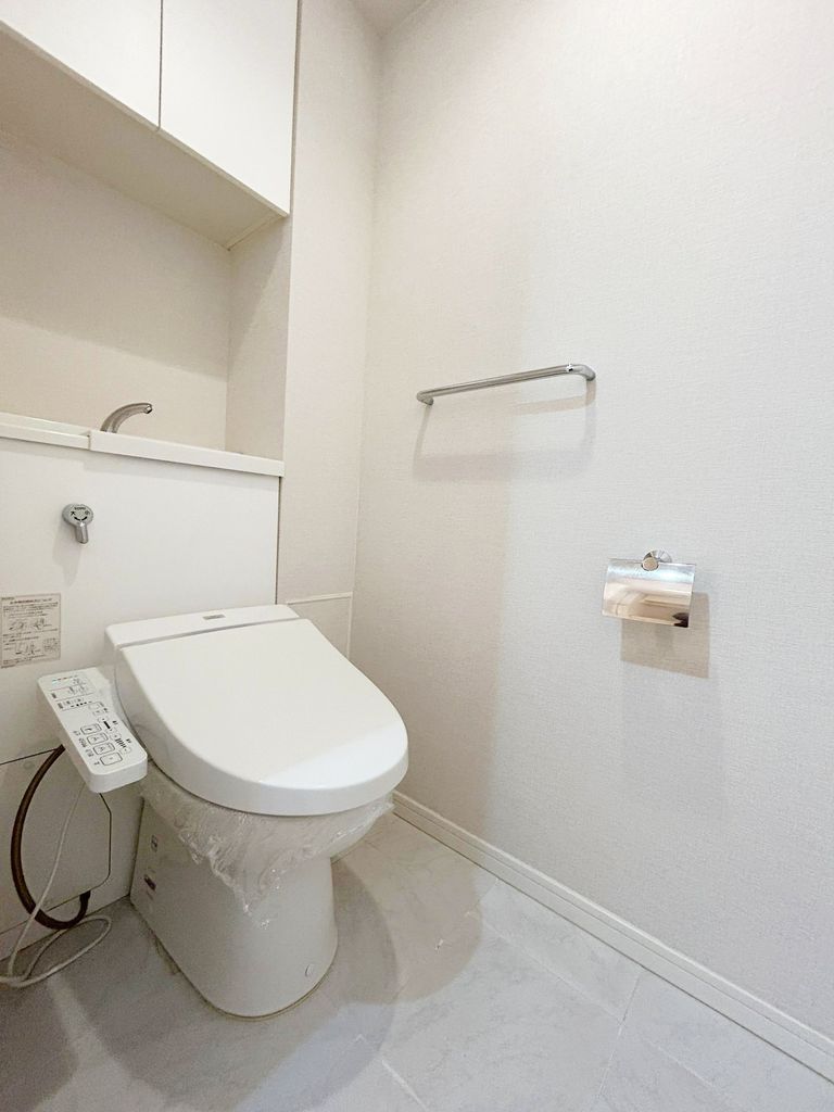 トイレ　トイレ　洗浄保温便座　上部吊戸棚