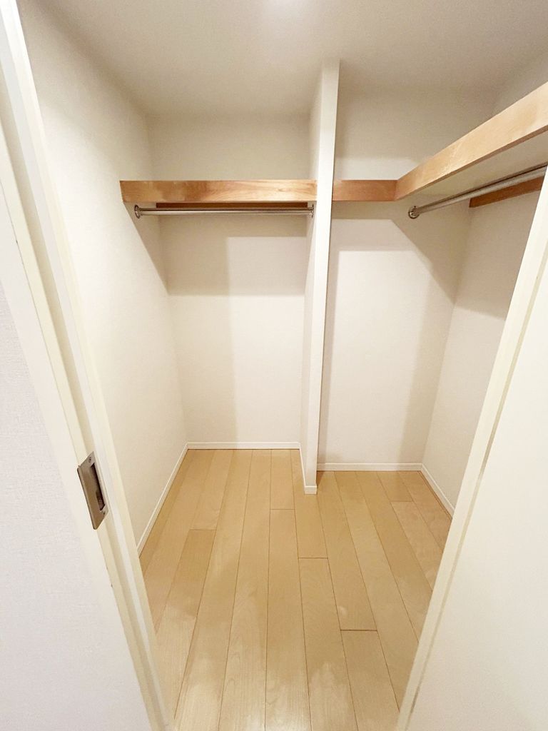 収納　洋室１　ウォークインクローゼット内部