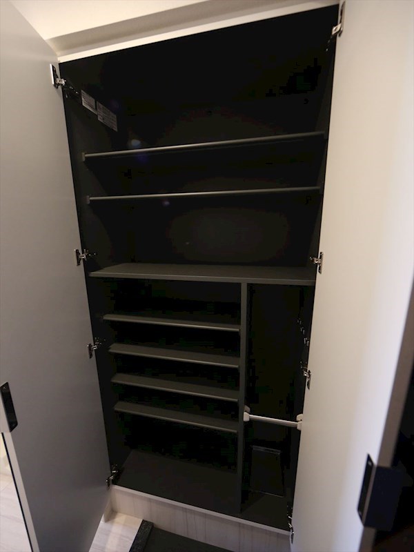 玄関　玄関　姿見鏡付き　シューズボックス付（収納充実してます）