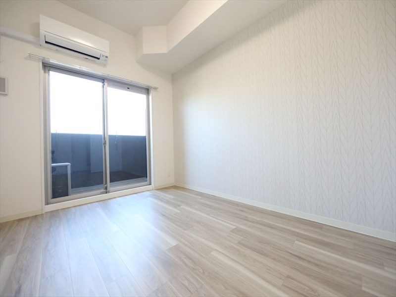 バルコニー　洋室8.2帖　エアコン完備　クローゼット付　バルコニー