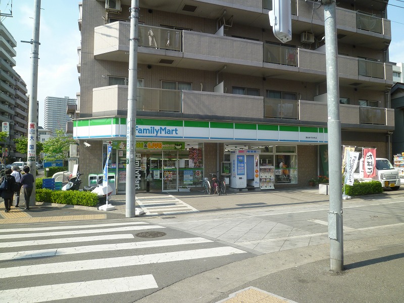 コンビニ　ファミリーマート（コンビニ）まで688m