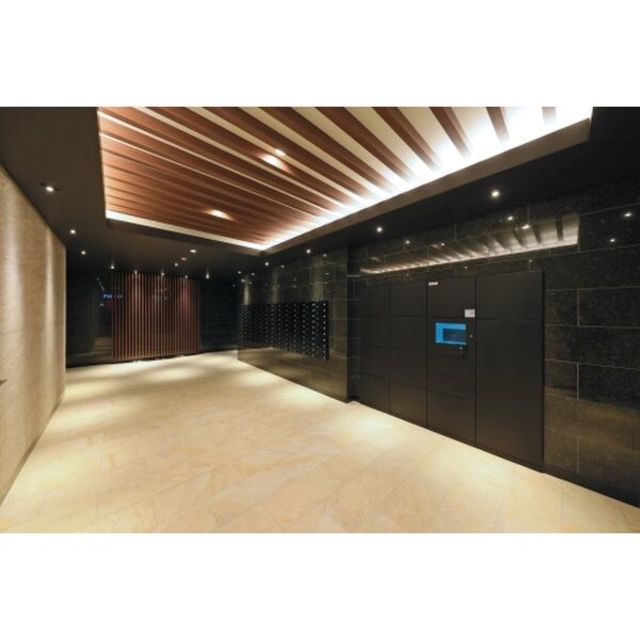 エントランス　【その他設備】大型宅配ＢＯＸ付き。