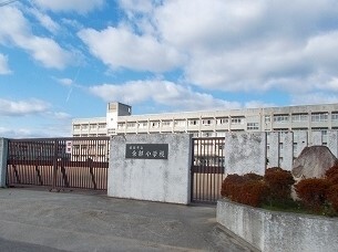 小学校　余部小学校（小学校）まで100m