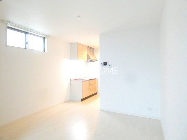 居室・リビング　白基調のきれいなリビングです。