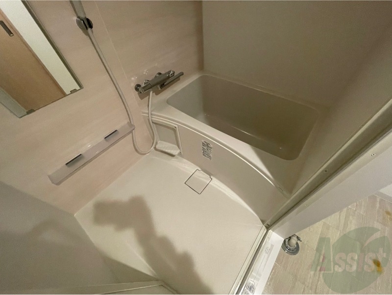 バス・シャワールーム　バスルームは狭すぎず、シャワーも浴びやすそうです