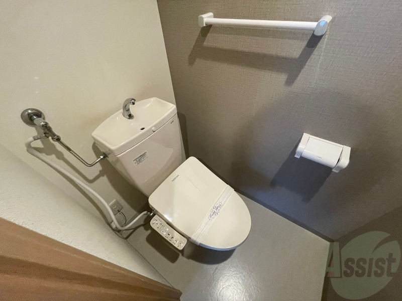 トイレ　ウォシュレット機能がついたトイレです。安心して使用できますね