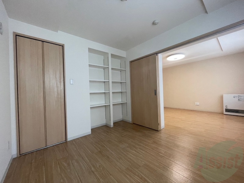 その他部屋・スペース　寝室はこちらです。光が差し込む、温かみのあるお部屋です。