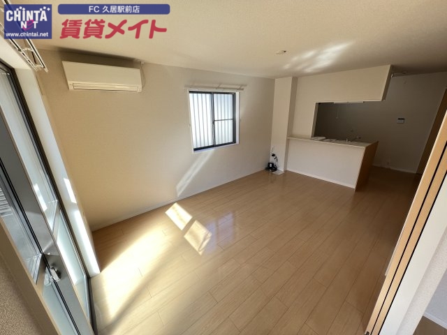 居室・リビング　同物件別室の画像です