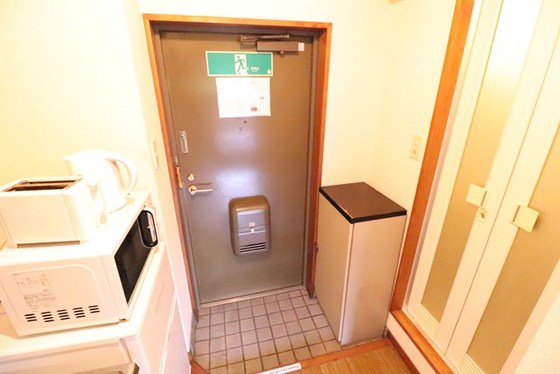 玄関　※別号室の写真です。