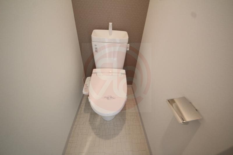 トイレ　落ち着いた色調のトイレです