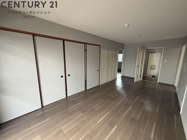 居室・リビング　床色が明るい色合いで、とてもきれいです。