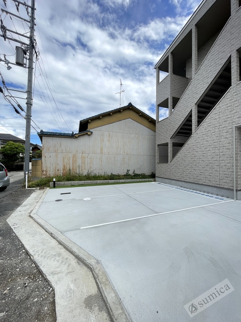 駐車場　広々とした駐車スペース。ハイルーフ車ＯＫ。