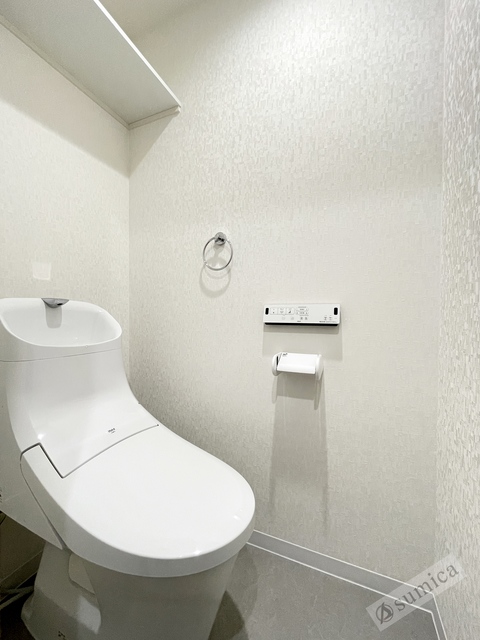 トイレ　人気アイテムの温水洗浄便座。清潔感のあるトイレです。