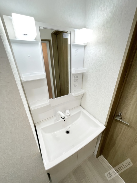 洗面設備　洗面台独立、洗髪洗面化粧台で朝の身支度もはかどります。