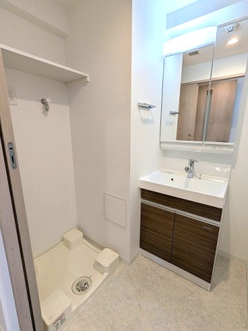洗面設備　トイレと独立した洗面脱衣室、2面鏡付・ハンドシャワー付洗面台
