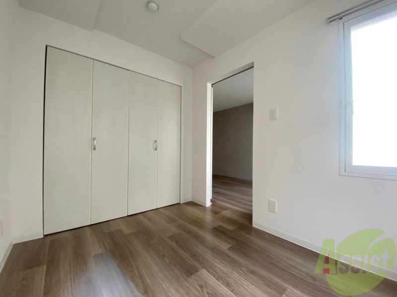 その他部屋・スペース　寝室はこちらです。光が差し込む、温かみのあるお部屋です。