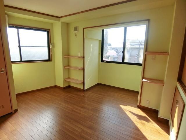 居室・リビング　2面採光の明るいお部屋♪