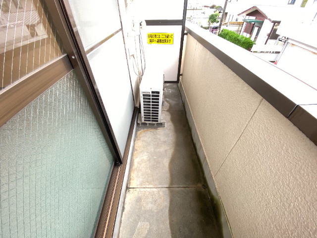 バルコニー　広いバルコニーは陽当りが良く、近くに緑もある心地よい空間です