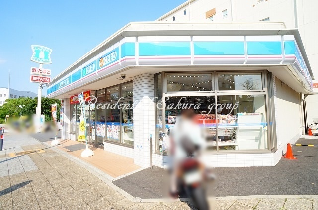コンビニ　ローソン 都筑警察署前店（コンビニ）まで818m
