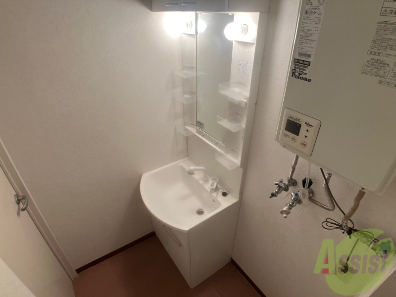 洗面設備　シャンプードレッサー。身支度はここでばっちりですね。