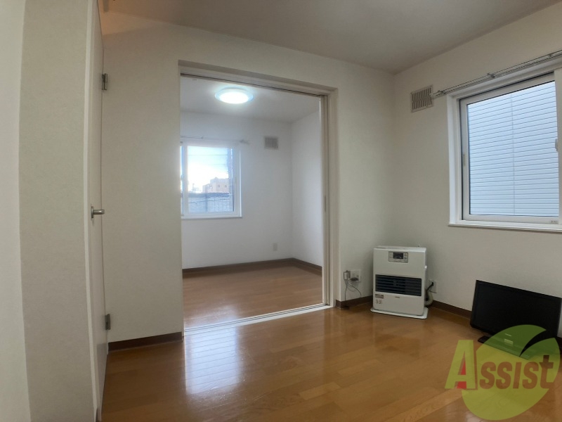 居室・リビング　リビングです。木目のフローリングが落ち着きますね。